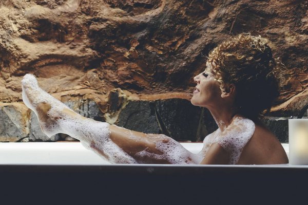 ¿Cómo hacer una sopa de cebolla francesa con queso gratinado?