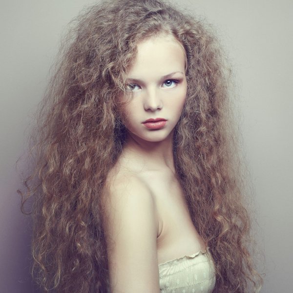 ¿Cómo realzar un look casual con toques de glamour?